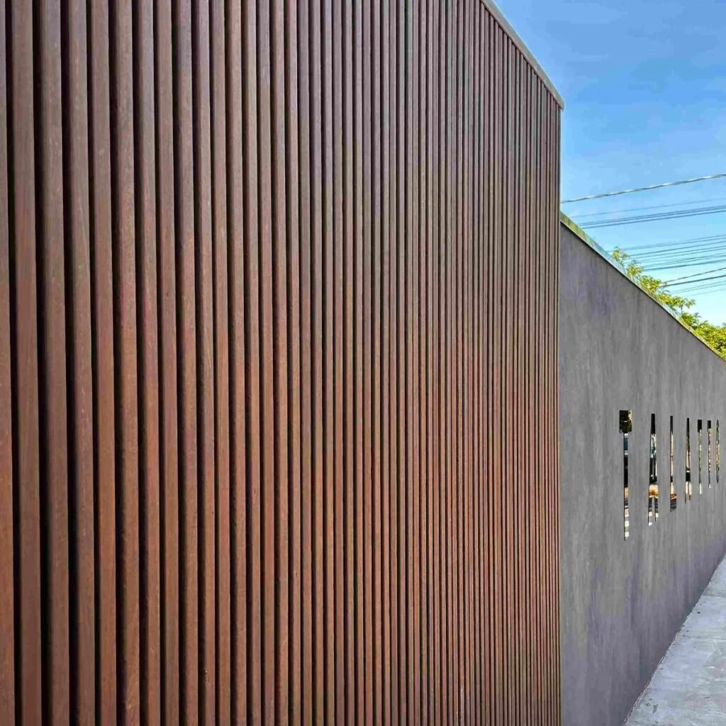 Maneiras inovadoras de usar painel ripado na decoração de ambientes externos